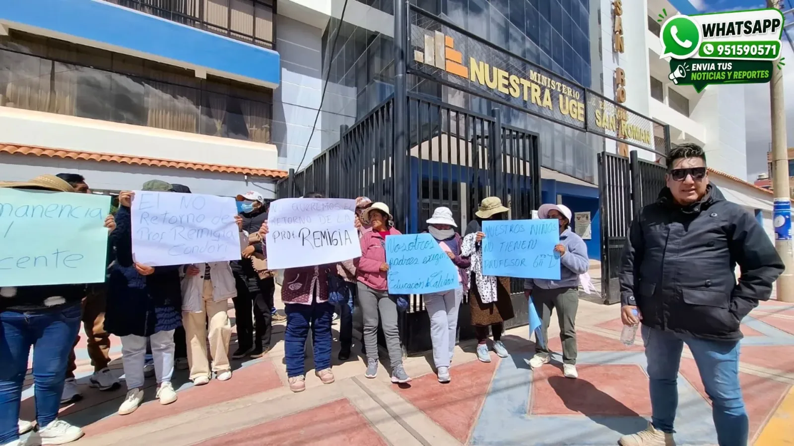 Padres de familia del sexto grado, sección “D”, de la I.E.P. 70545 Túpac Amaru de Juliaca