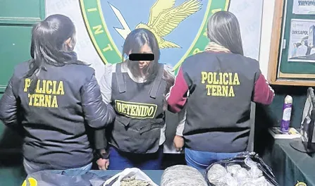 MUJER DETENIDA