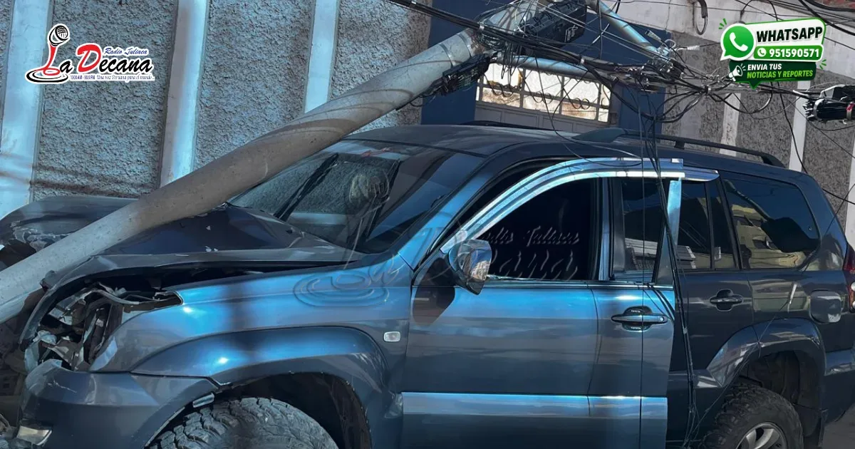 Camioneta choca contra poste en el jirón Ramón Castilla y deja sin luz a los vecinos
