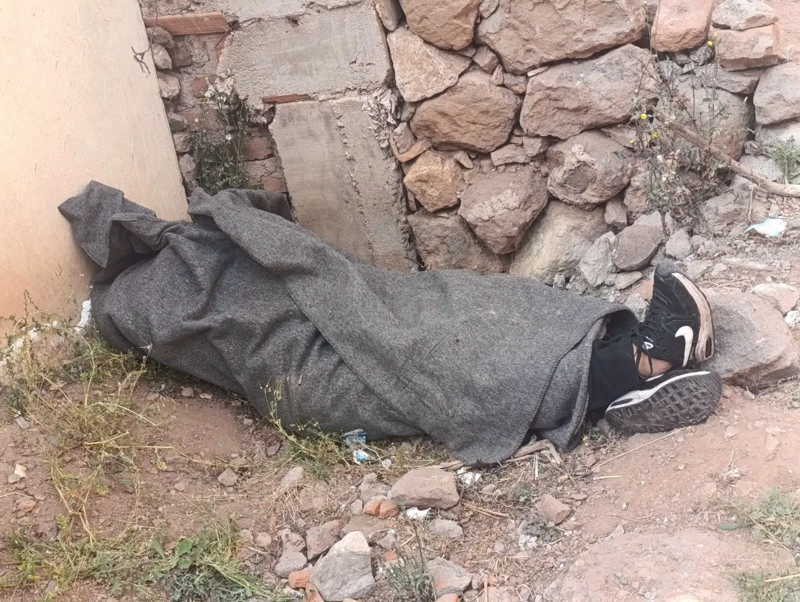 Hallan el cuerpo de una joven abandonada y cubierta con una manta en Puno