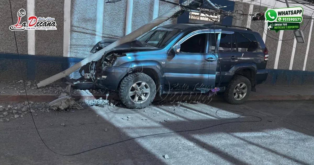 Camioneta choca contra poste en el jirón Ramón Castilla y deja sin luz a los vecinos