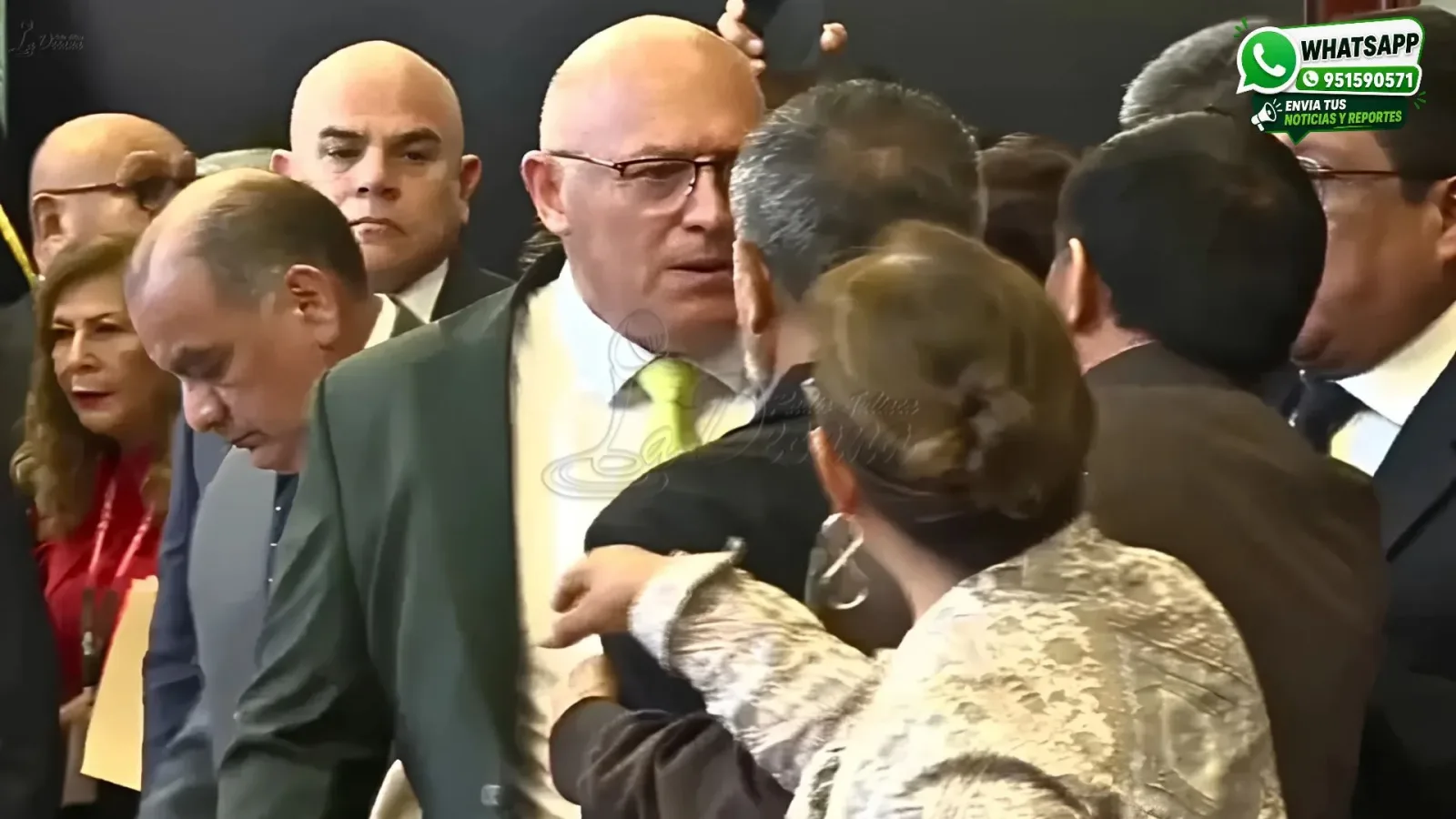 Los senadores Calisto Giampietri, de Renovación Popular, e Iber Maraví, de Juntos por el Perú, protagonizaron un tenso enfrentamiento que estuvo a punto de terminar a golpes durante la sesión de la Comisión de Constitución del Senado. El incidente obligó