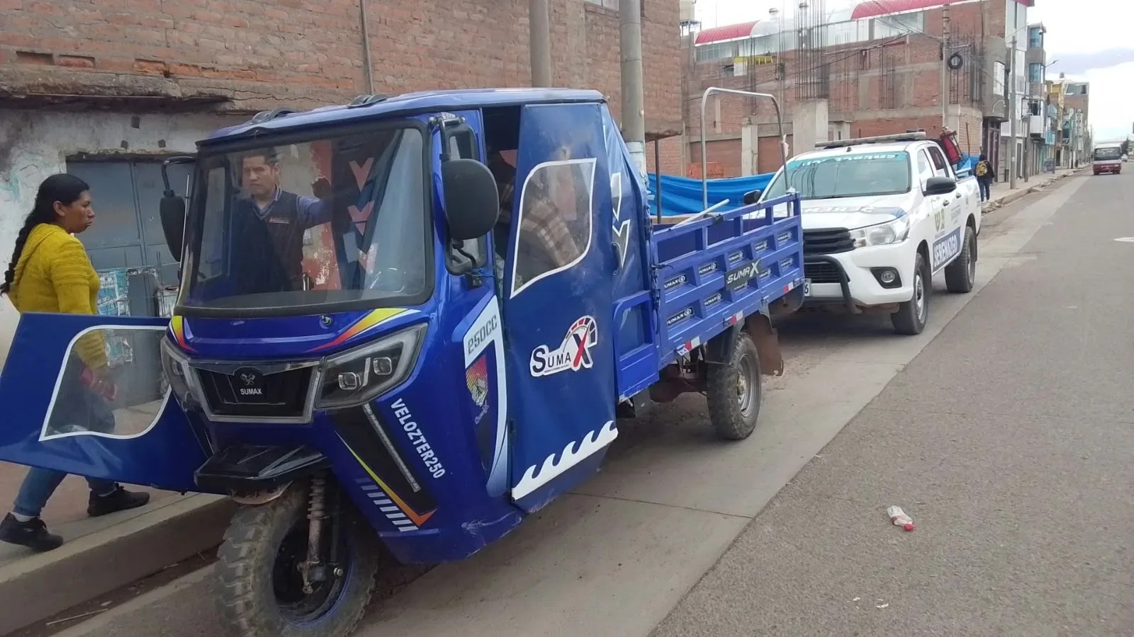 Choque entre combi y motocarga deja daños materiales en la avenida Mártires en Juliaca.