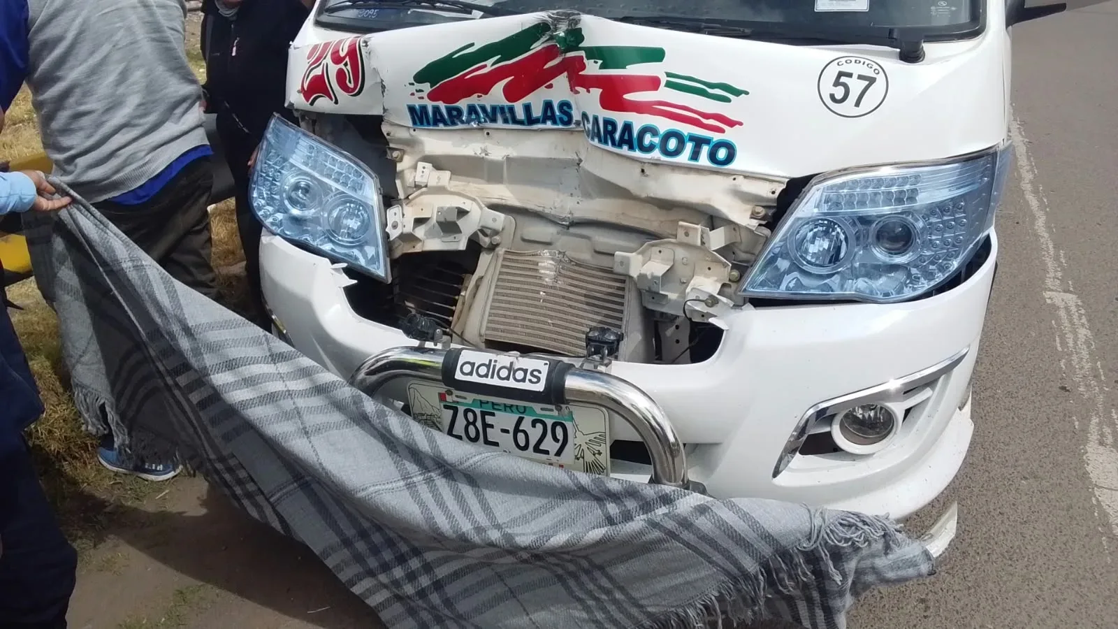 Choque entre combi y motocarga deja daños materiales en la avenida Mártires en Juliaca.