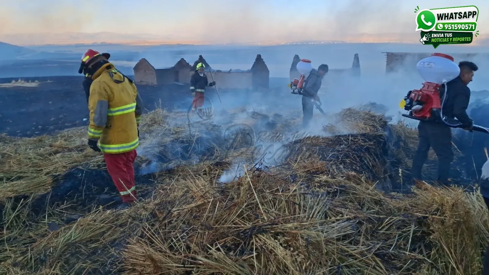Bomberos y pobladores luchan por controlar las llamas