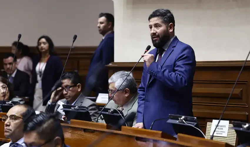 diputado César Holguín