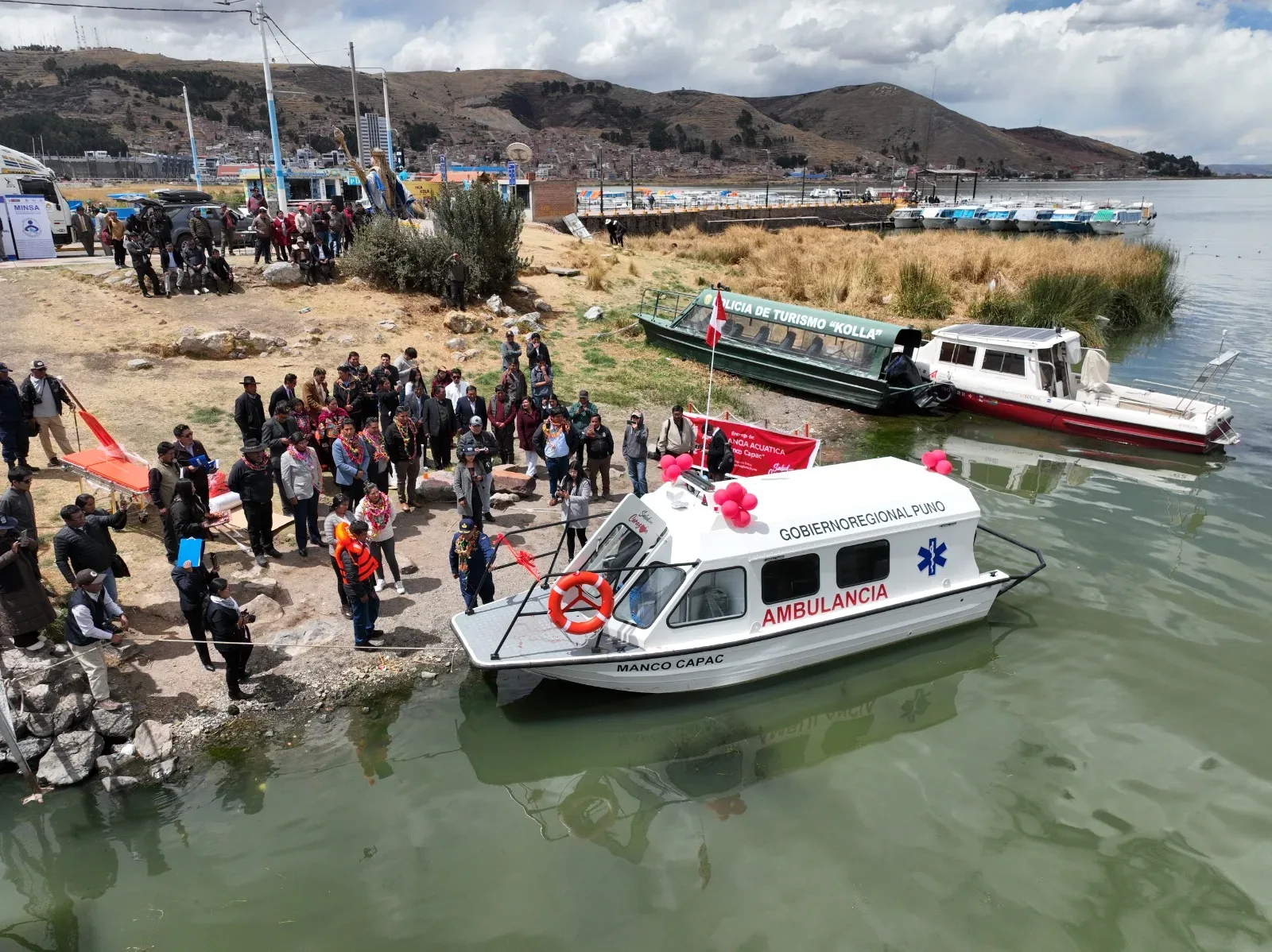 Gobierno regional de Puno entrega ambulancias acuáticas para atender emergencias en el lago Titicaca